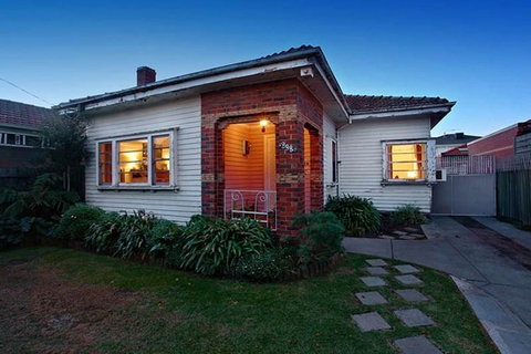 GIRLS ONLY. Large Bedroom With KING Bed, Close To Everything - Accommodation Brunswick Heads 2