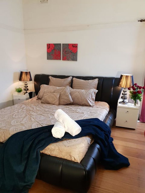 GIRLS ONLY. Large Bedroom With KING Bed, Close To Everything - Accommodation Brunswick Heads 0