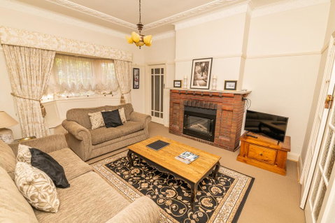 Hillside Cottage  Comfy, Spacious, Walk To CBD & Stannies - Accommodation Brunswick Heads 1