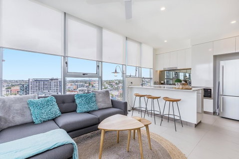 KOZYGURU NEWSTEAD DESIGNER 2 BED APT FREE PARKING POOL + GYM QNE088 - Accommodation Brunswick Heads 0