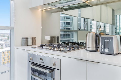 KOZYGURU NEWSTEAD DESIGNER 2 BED APT FREE PARKING POOL + GYM QNE088 - Accommodation Brunswick Heads 1