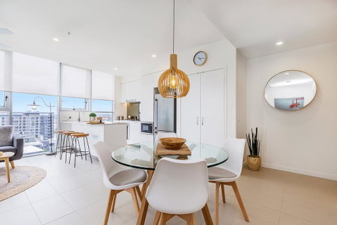 KOZYGURU NEWSTEAD DESIGNER 2 BED APT FREE PARKING POOL + GYM QNE088 - Accommodation Brunswick Heads 3