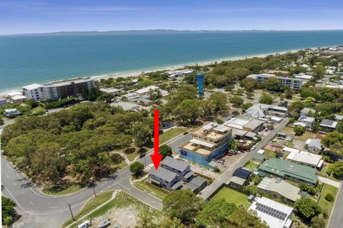 LAVISH BEACH HOUSE ON THE SURF SIDE! - Accommodation Brunswick Heads 0