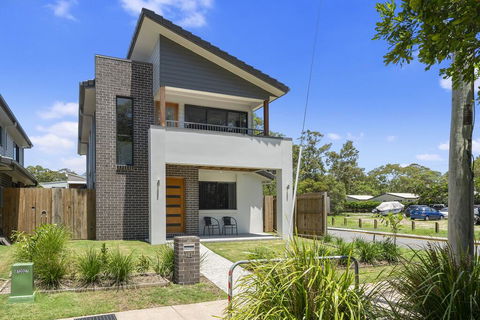 LAVISH BEACH HOUSE ON THE SURF SIDE! - Accommodation Brunswick Heads 1