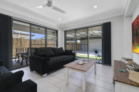 LAVISH BEACH HOUSE ON THE SURF SIDE! - Accommodation Brunswick Heads 2