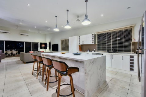 Luxury Darwin City Lights Jacuzzi Central Location Large House New Furnishings - Accommodation Brunswick Heads 2