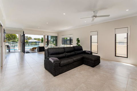 Luxury Waterfront Family Entertainer On Dolphin - Accommodation Brunswick Heads 3