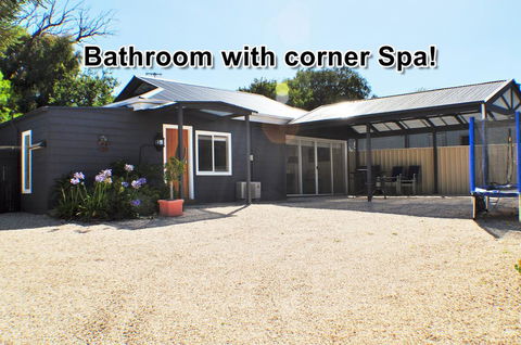 MODERN & LUXURIOUS WITH SPA BATH! - Accommodation Brunswick Heads 0