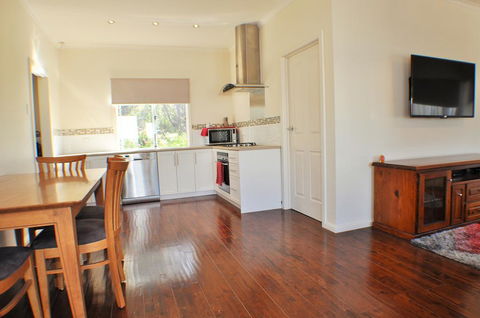 MODERN & LUXURIOUS WITH SPA BATH! - Accommodation Brunswick Heads 1