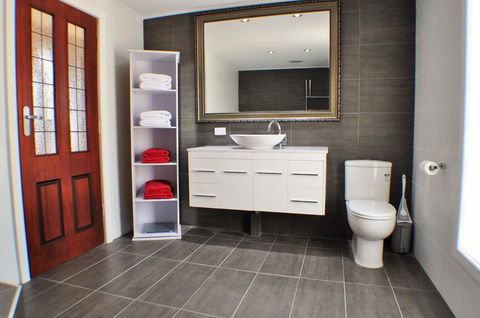 MODERN & LUXURIOUS WITH SPA BATH! - Accommodation Brunswick Heads 3