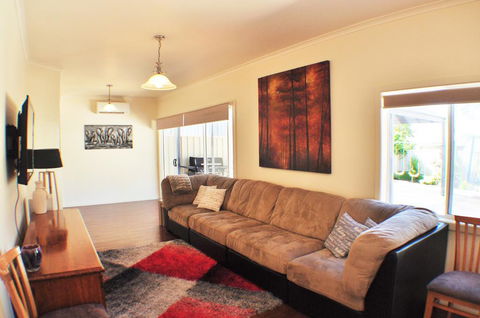 MODERN & LUXURIOUS WITH SPA BATH! - Accommodation Brunswick Heads 2