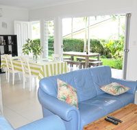 MODERN 3 BEDROOM APARTMENT IN TRADITIONAL QUEENSLANDER  PATIO LEAFY YARD POOL - Accommodation Brunswick Heads