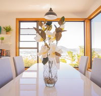 Moonah House-10 mins to CBD  MONA 4BR 2 BATH great view park 3 cars sleep 11 king bed en-suite - Accommodation Brunswick Heads