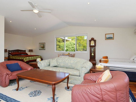 Morisset Waterfront 1bdr Studio Looking Over Trinity Marina - Accommodation Brunswick Heads 0