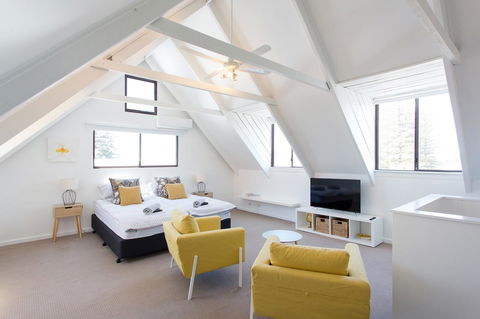 Monument Hill Townhouse - Fremantle - Accommodation Brunswick Heads 0