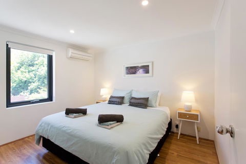 Monument Hill Townhouse - Fremantle - Accommodation Brunswick Heads 6