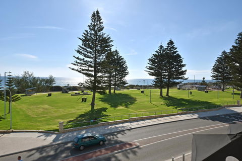Mullaloo Beach Hotels & Apartments - Accommodation Brunswick Heads 1