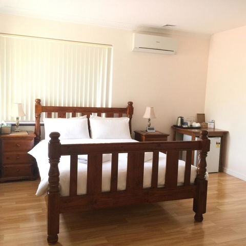 The Royal Dolphin Bed & Breakfast Safety Bay - Accommodation Brunswick Heads 4