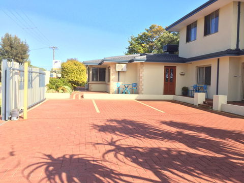 The Royal Dolphin Bed & Breakfast Safety Bay - Accommodation Brunswick Heads 7