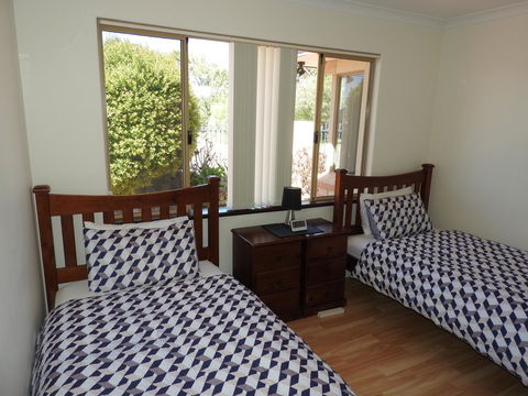 The Royal Dolphin Bed & Breakfast Safety Bay - Accommodation Brunswick Heads 16