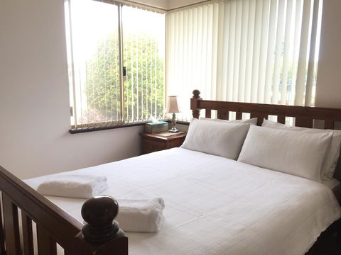 The Royal Dolphin Bed & Breakfast Safety Bay - Accommodation Brunswick Heads 5