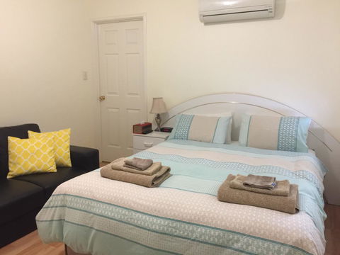 The Royal Dolphin Bed & Breakfast Safety Bay - Accommodation Brunswick Heads 1