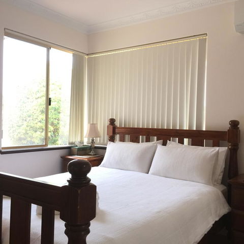 The Royal Dolphin Bed & Breakfast Safety Bay - Accommodation Brunswick Heads 3