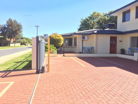 The Royal Dolphin Bed & Breakfast Safety Bay - Accommodation Brunswick Heads 0