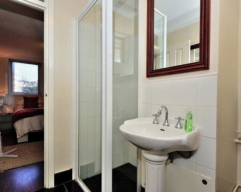 Mollies - Central Fremantle 1 Bedroom Apartment - Accommodation Brunswick Heads 5
