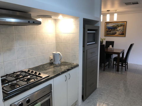 Charming Quiet Lodge-2 Minutes Walk To Shopping Complex - Accommodation Brunswick Heads 7