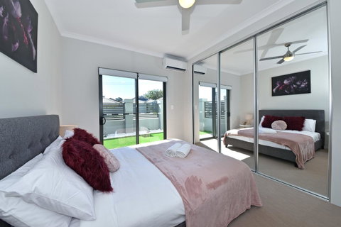 Modern Apartment Redcliffe Near Perth Airport: 0126 - Accommodation Brunswick Heads 4