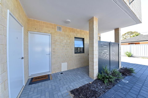 Modern Apartment Redcliffe Near Perth Airport: 0126 - Accommodation Brunswick Heads 37