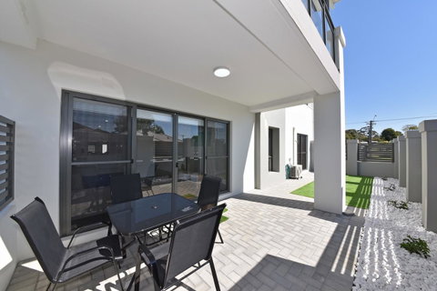 Modern Apartment Redcliffe Near Perth Airport: 0126 - Accommodation Brunswick Heads 30