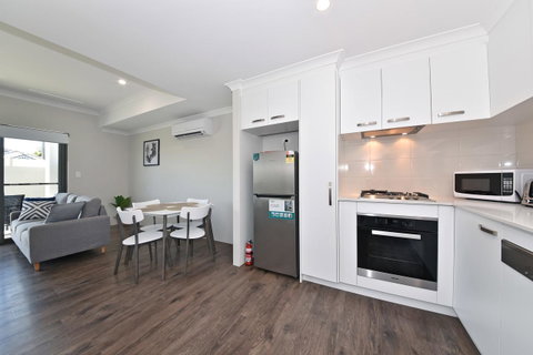 Modern Apartment Redcliffe Near Perth Airport: 0126 - Accommodation Brunswick Heads 18