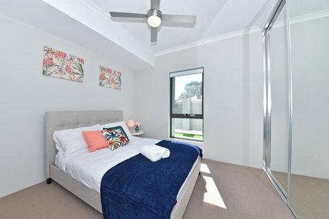 Modern Apartment Redcliffe Near Perth Airport: 0126 - Accommodation Brunswick Heads 9