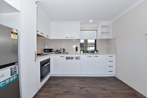 Modern Apartment Redcliffe Near Perth Airport: 0126 - Accommodation Brunswick Heads 22