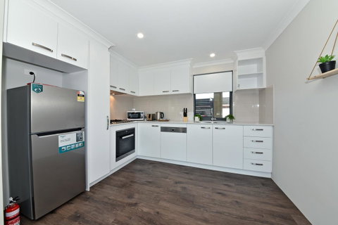 Modern Apartment Redcliffe Near Perth Airport: 0126 - Accommodation Brunswick Heads 19