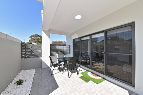 Modern Apartment Redcliffe Near Perth Airport: 0126 - Accommodation Brunswick Heads 32