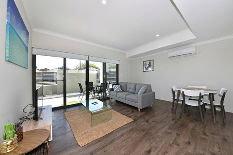 Modern Apartment Redcliffe Near Perth Airport: 0126 - Accommodation Brunswick Heads 1