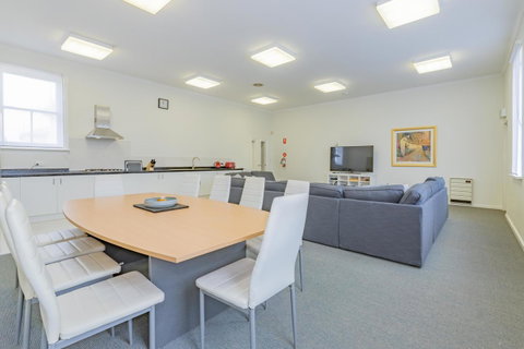 4 Bedroom House - Hobart CBD - Free Parking - Free WIFI - Accommodation Brunswick Heads 0
