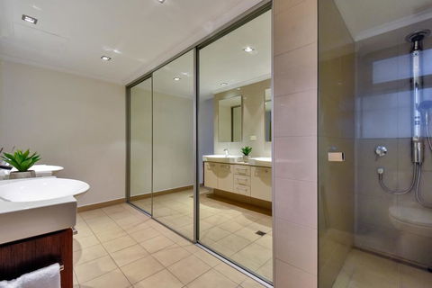 Oceana Darwin Central Oceanfront 3 Bedroom 2 Lounge Room Pool Gym Tennis Court Sleeps 9 - Accommodation Brunswick Heads 3