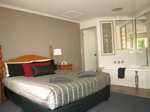 Old Coach Motor Inn Echuca - Accommodation Brunswick Heads 1