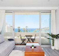 Panoramic Ocean Views in Stylish Manly Apartment - Accommodation Brunswick Heads