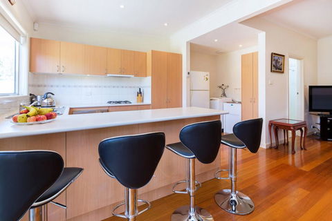 RENOVATED BEACH BEAUTY - ROSEBUD - Accommodation Brunswick Heads 2