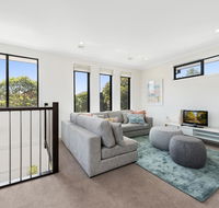 Spacious 4-Bed House with Parking and Backyard - Accommodation Brunswick Heads