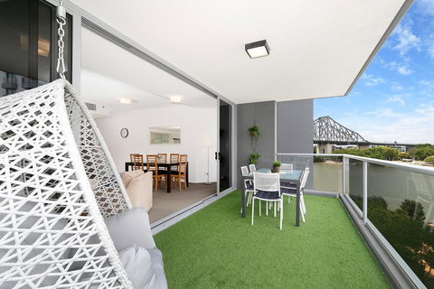 Spacious Executive 3 Bedroom - Brisbane CBD - Views - Pool - WIFI - Free Parking - Accommodation Brunswick Heads 1