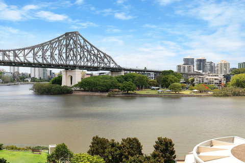 Spacious Executive 3 Bedroom - Brisbane CBD - Views - Pool - WIFI - Free Parking - Accommodation Brunswick Heads 0
