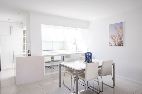 Stylish Executive Apartment With Balcony - Accommodation Brunswick Heads 2