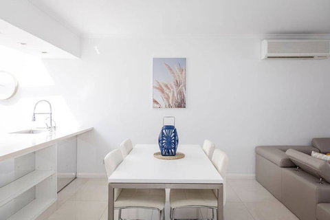 Stylish Executive Apartment With Balcony - Accommodation Brunswick Heads 3