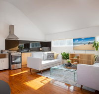Sunlit Two-Bedroom Unit With Sprawling BBQ Deck - Accommodation Brunswick Heads